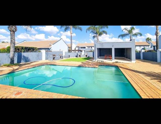 2 BEDROOM TOWNHOUSE FOR SALE IN BARTLETT